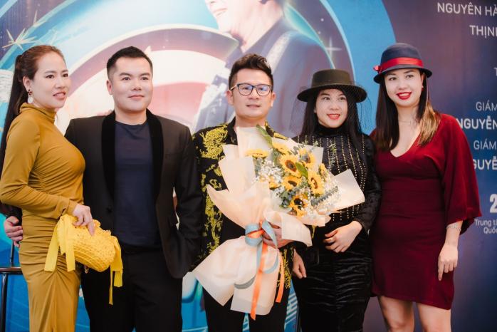 Đức Huy đưa vợ kém 44 tuổi dự họp báo Live concert